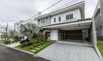 Casa em condomínio com 3 suítes e piscina privativa em santa felicidade
