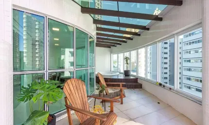 Apartamento á venda no Ed. Le Majestic em no centro de Balneário Camboriú.