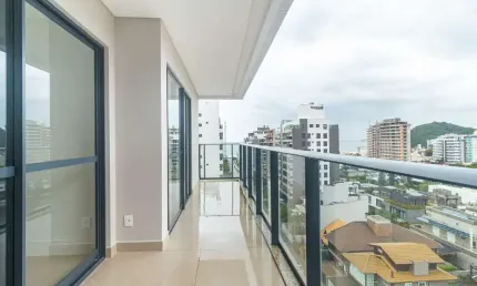 Apartamento à venda na 2ª quadra da praia brava com 3 quartos