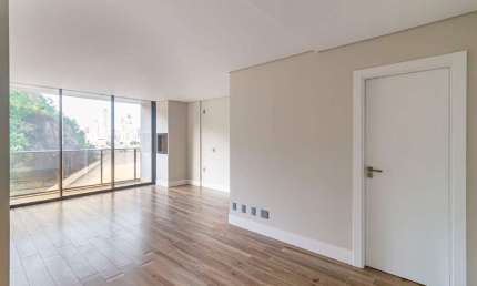 Apartamento em frente ao Balneário Shopping à venda com 02 suítes.