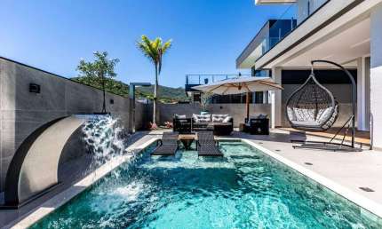 Casa em condomínio privativo à venda com 04 suítes em Camboriú.