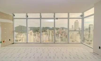 Apartamento com 03 suítes no Centro de Balneário Camboriú.