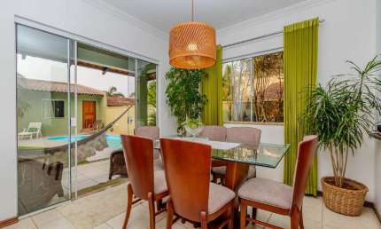 Casa com 05 dormitórios na Praia dos Amores em Balneário Camboriú.