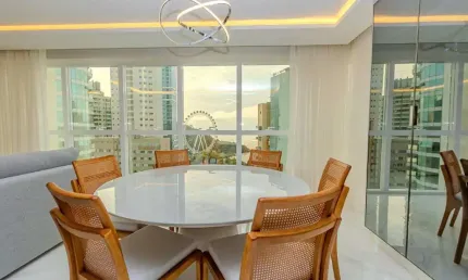 Apartamento com 04 suítes e vista para o mar à venda em Balneário Camboriú.