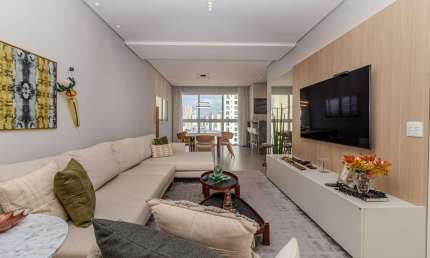 Apartamento mobiliado à venda com 04 dormitórios no Centro de Balneário Camboriú.