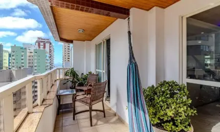 Apartamento a poucos passos da praia à venda no Ed. Dom Mauricio em Balneário Camboriú
