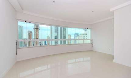 Apartamento à venda no Ed. Porto da Barra em Balneário Camboriú