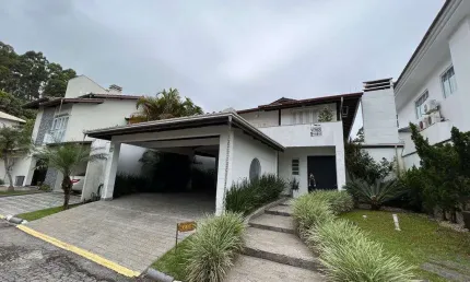 Casa à venda no Cond. Ariribá em Balneário Camboriú
