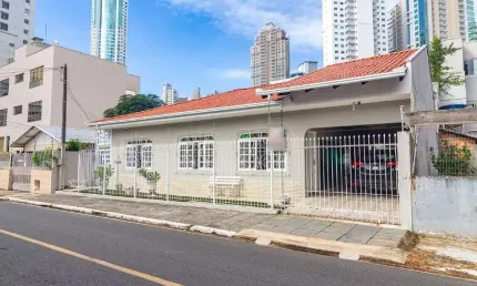 Casa com 4 quartos à venda na Rua 3610, 341, Centro, Balneário Camboriú