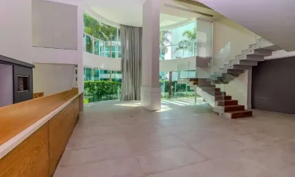 Apartamento garden duplex à venda com 03 suítes na Praia Brava.
