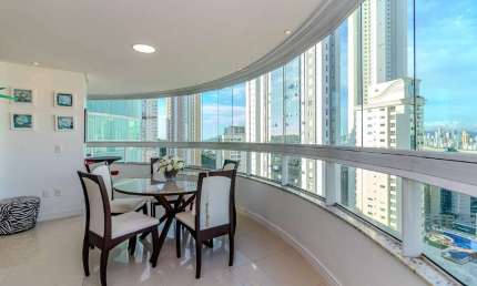 Apartamento com vista mar à venda no Ed. Torre de Lyon em Balneário Camboriú