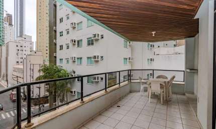 Apartamento próximo ao mar à venda no Ed. Victor Meirelles em Balneário Camboriú