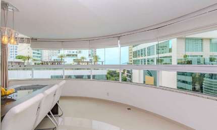 Apartamento com vista mar à venda no Ed. Torre de Málaga em Balneário Camboriú