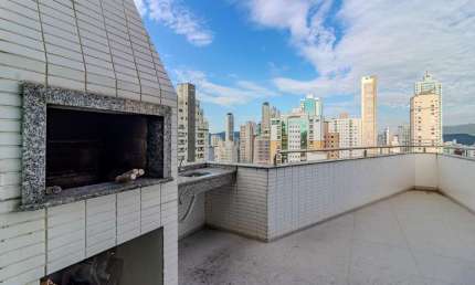 Cobertura duplex com vista mar à venda no centro de Balneário Camboriú