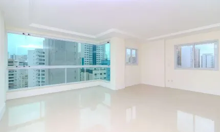 Apartamento com vista mar à venda no centro de Balneário Camboriú