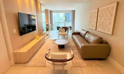 Apartamento mobiliado à venda com 04 dormitórios no Centro de Balneário Camboriú.