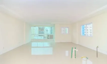 Apartamento próximo ao mar à venda no centro de Balneário Camboriú