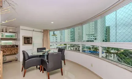 Apartamento com vista mar à venda no Ed. Torre de Málaga em Balneário Camboriú