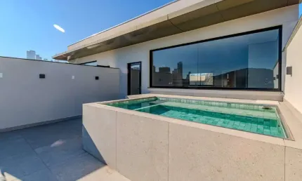 Casa triplex a venda no centro de Balneário Camboriú