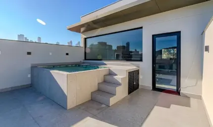 Casa triplex a venda no centro de balneário camboriú