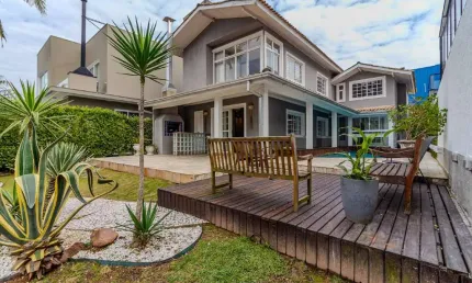 Casa de frente para o mar à venda em condomínio fechado em Balneário Camboriú