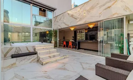 Cobertura triplex à venda no centro de Balneário Camboriú