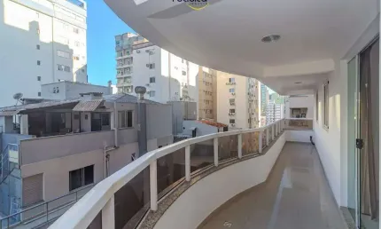 Apartamento quadra mar a venda no ed. barcelona plaza