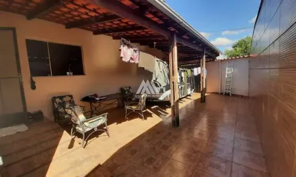 Vendo casa em itatiaiuçu com 03 quartos excelente localização.