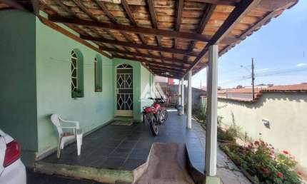 Vendo casa em Itaúna com 300m² com 03 quartos em ótima localização