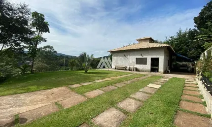 Vendo chácara em itatiaiuçu de 3000 com 04 quartos e piscina excelente localização.