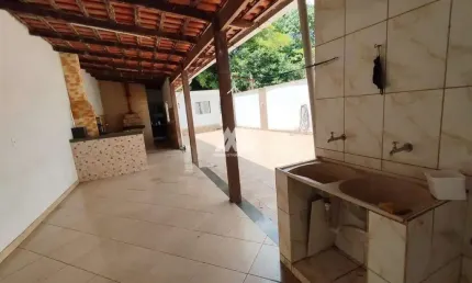Vendo casa em itatiaiuçu com 03 quartos excelente localização.