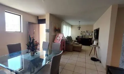 Vendo casa de dois pavimentos em Itaúna em excelente localização!