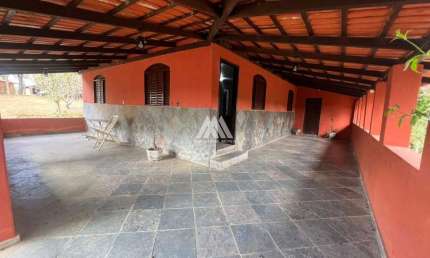 Vendo fazenda em Itaúna com 12,96 hectares com 06 quartos com amplo espaço em ótima localização
