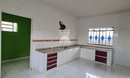 Vendo casa em itatiaiuçu com 03 quartos excelente localização.