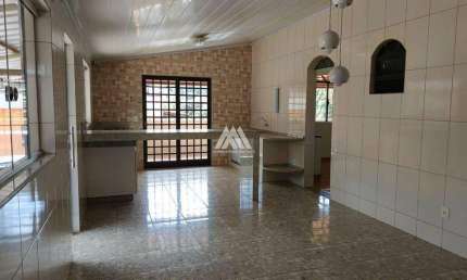 Alugo casa em Itatiaiuçu com 03 quartos com excelente localização.