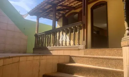 Vendo casa em Itatiaiuçu com 03 quartos excelente localização.