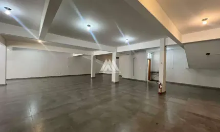 Alugo ampla loja comercial no Nogueira Machado- Itaúna/MG!