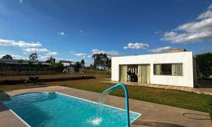 Sítio á venda com 03 quartos sendo 01 suíte em Mateus Leme MG!