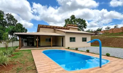 Chácara á venda com 03 quartos sendo 01 suíte, terreno de 1000m² itatiaiuçu mg.