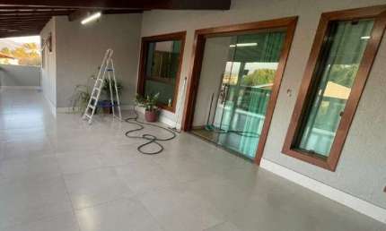 Casa á venda de dois pavimento, sendo 04 quartos, em lote 360m² em Igarapé MG!