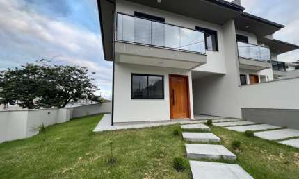 Sobrado Área privativa, 107m² e terreno com 160m² em São José/SC.