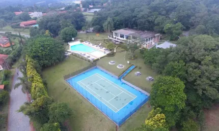 Lote em condomínio fechado, com construção iniciada.