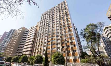 Apartamento amplo, 04 quartos,  no coração do Batel, com duas vagas de garagem.
