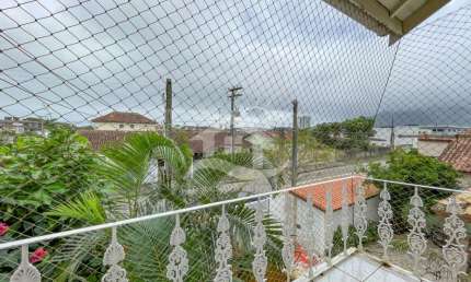 Casa Assobradada à venda com piscina, 3 quarto(s),  sendo 2 suíte(s)  no bairro Jardim Peruíbe, 1200 metros da praia, Peruíbe-SP