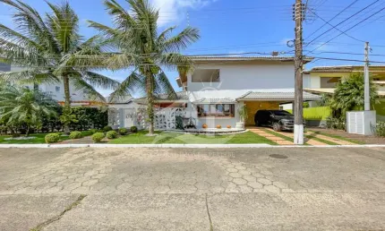 Casa sobrado à venda com piscina, 5 quarto(s),  sendo 5 suíte(s)  no bairro sambura, 600 metros da praia, peruíbe-sp