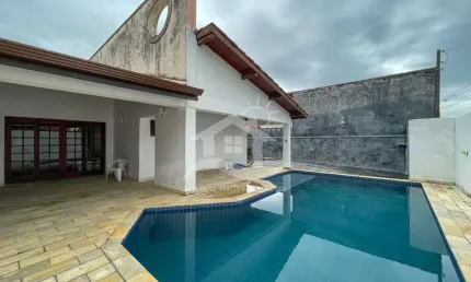 Casa Térrea à venda com piscina, 4 quarto(s),  sendo 4 suíte(s)  no bairro São José, 280 metros da praia, Peruíbe-SP