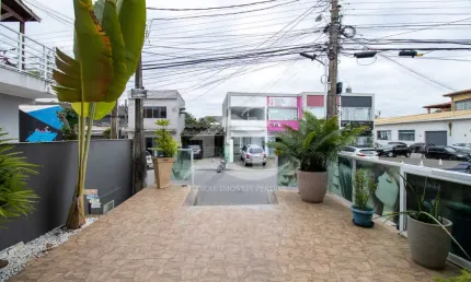 Casa Assobradada à venda com piscina, 3 quarto(s),  sendo 1 suíte(s)  no bairro Centro, 800 metros da praia, Peruíbe-SP