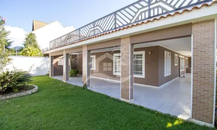 Casa Térrea com Edícula à venda , 5 quarto(s),  sendo 1 suíte(s)  no bairro Flórida, 0 metros da praia, Peruíbe-SP