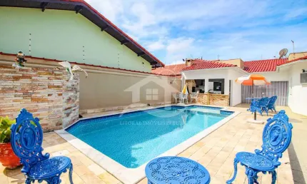Casa Térrea à venda com piscina, 3 quarto(s),  sendo 1 suíte(s)  no bairro Beira Mar, 900 metros da praia, Peruíbe-SP