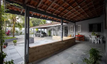 Casa Térrea com piscina à venda com piscina, 3 quarto(s),   no bairro Jardim Veneza, 2200 metros da praia, Peruíbe-SP
